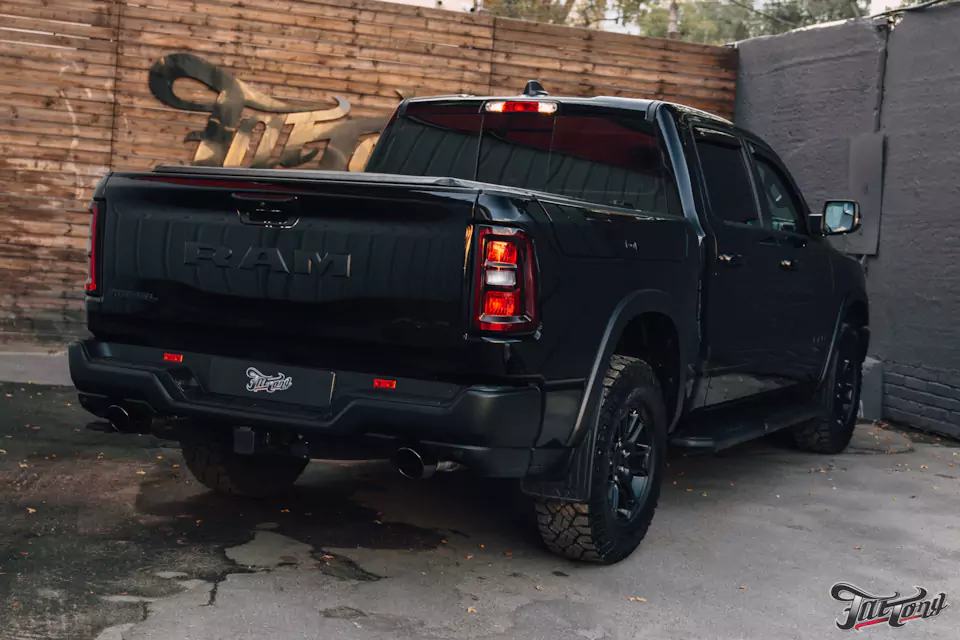 Построили выхлопную систему с двумя режимами громкости для RAM 1500 Rebel